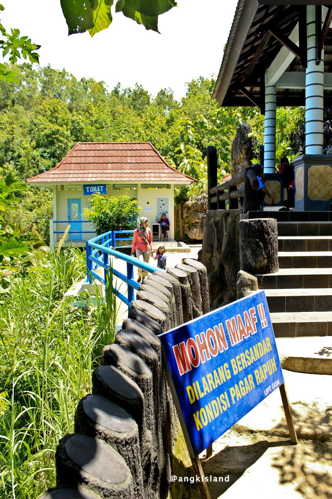 tebing batu naik ke goa gong