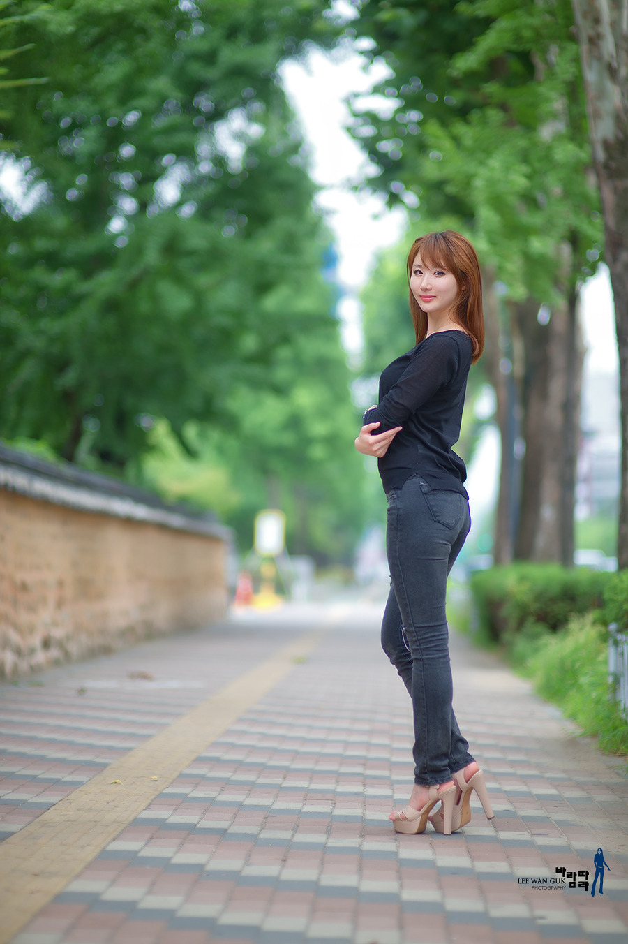 谈的谈说的说 (tán de tán shuō de shuō) - People talk and say about 小城故事真不错 (xiǎo chéng gù shi zhēn bù cuò) - The stories of the Small Town are really good