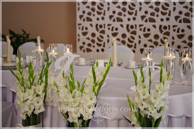 Biała dekoracja sali weselnej w gladiolach Opole Zajazd u Dziadka