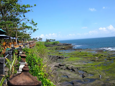 Low-tide Pura Tanah Lot Bali Indonesia