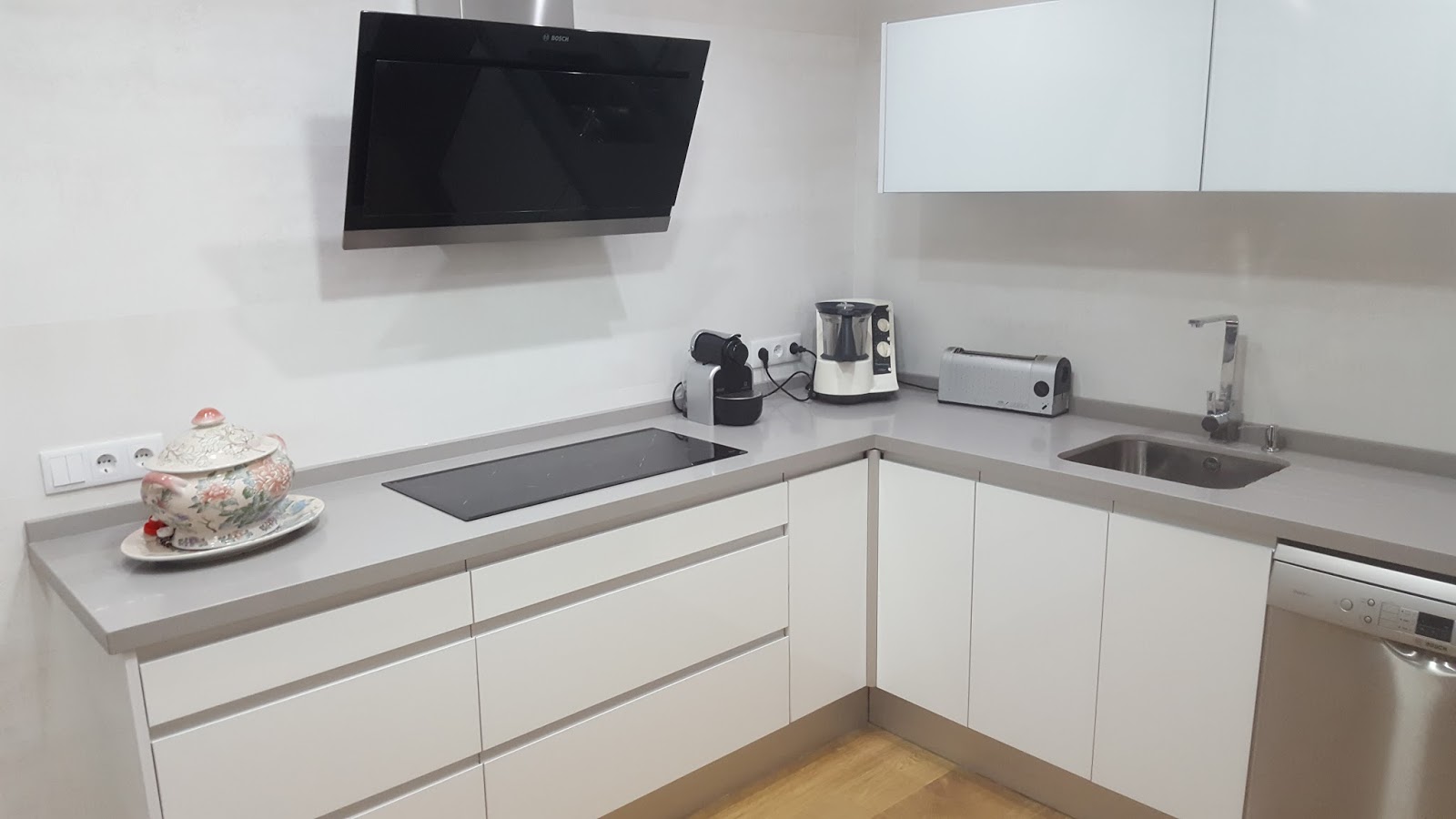 Blanca con encimera gris de silestone | Cocinas Online