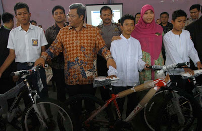 3 Siswa Pahlawan, Dapat Beasiswa dari Istri Aher