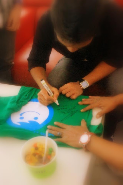 Nami tengah sign my t-shirt :)