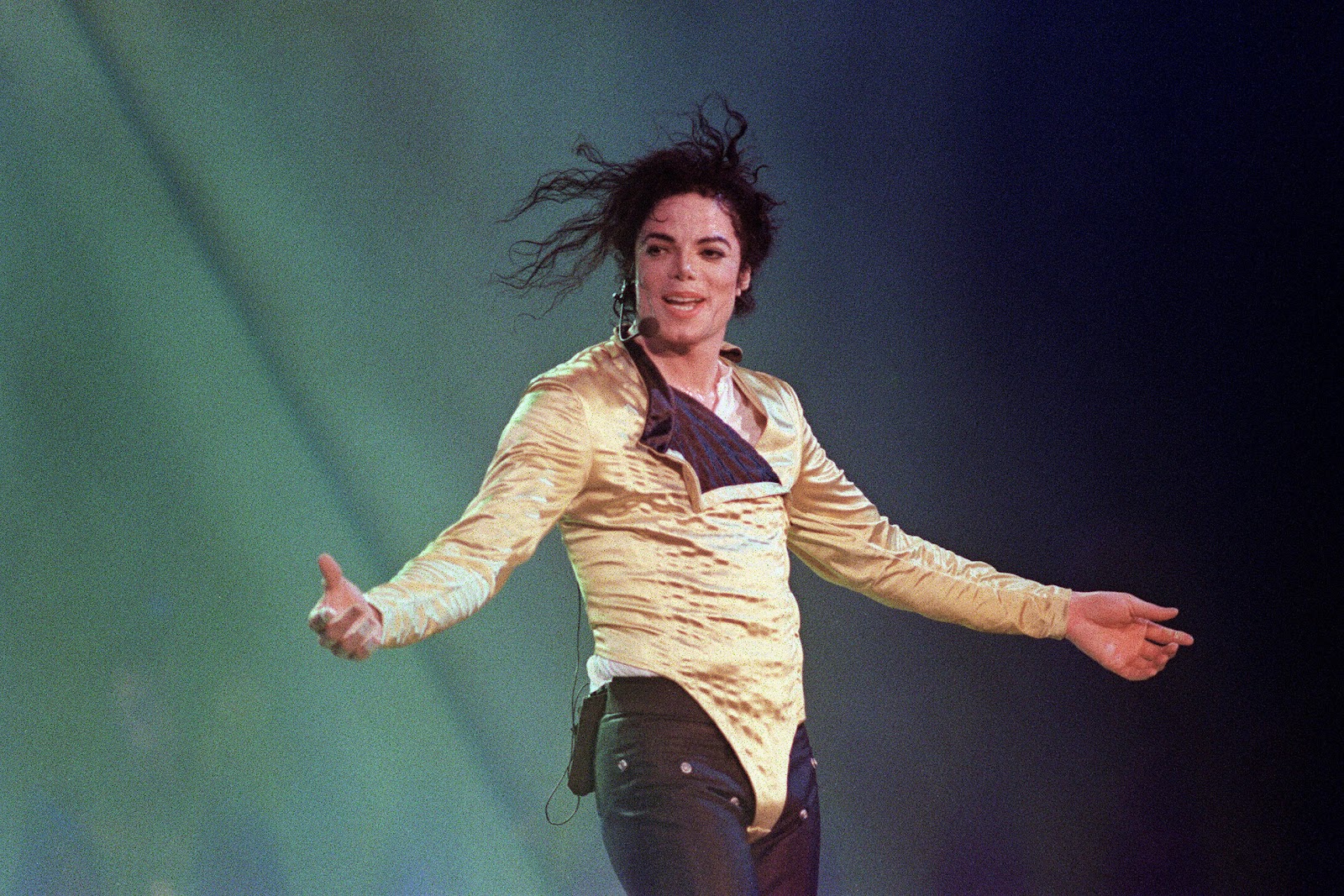 http://4.bp.blogspot.com/-6Db9ZJzkrTA/T2BqycHYMrI/AAAAAAAAARg/UWrbsFWX1T8/s1600/Dangerous-Tour-michael-jackson-12478640-2560-1707.jpg