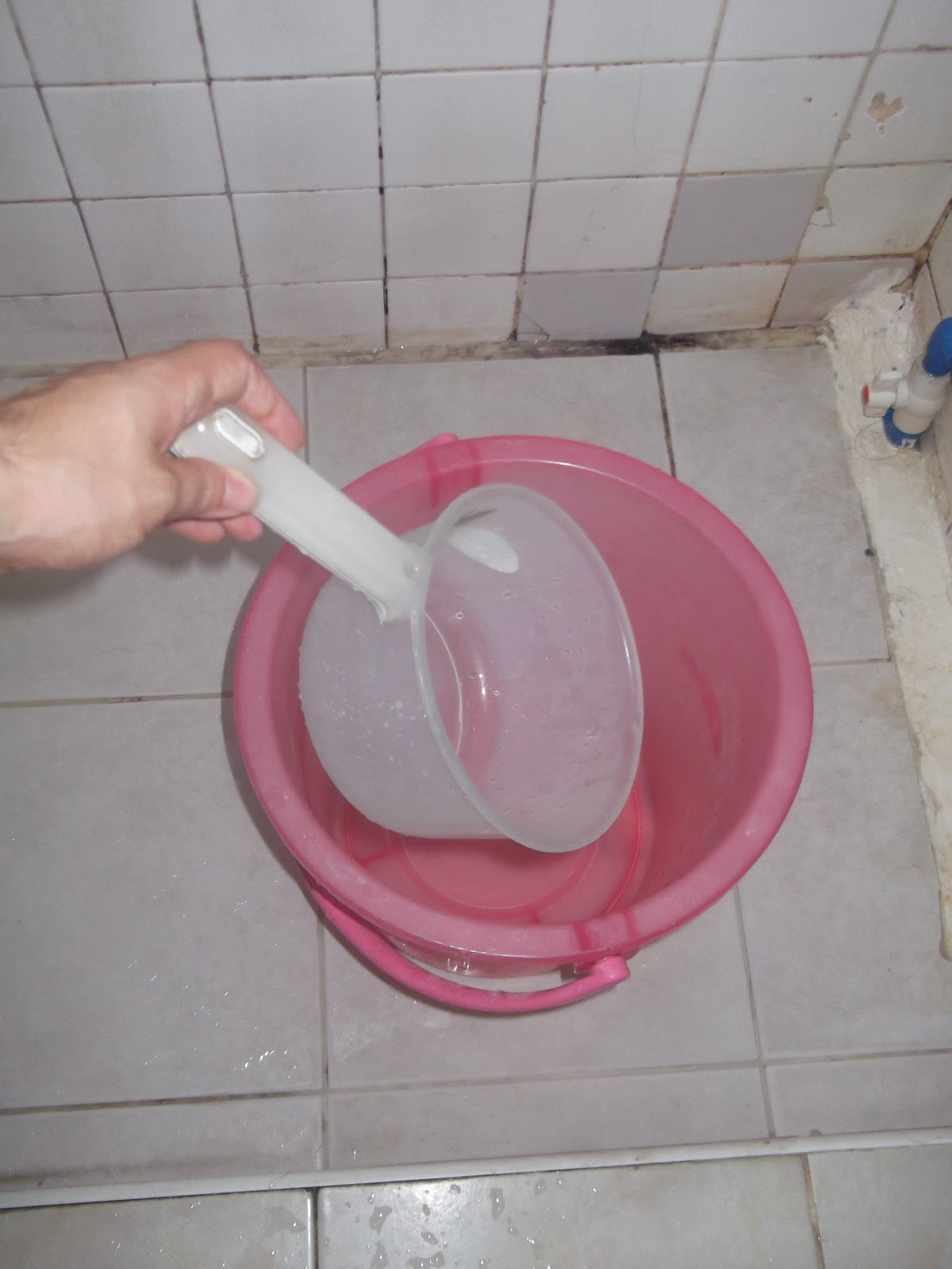 Un Andaluz en el Pacífico La ducha Filipina /Have a shower in Philippine