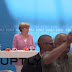 Δημοψήφισμα: Διαδηλωτές του “Όχι” διέκοψαν στο Βερολίνο ομιλία της Μέρκελ η οποία απάντησε... “ΝΑΙ” στα ελληνικά – Δείτε βίντεο