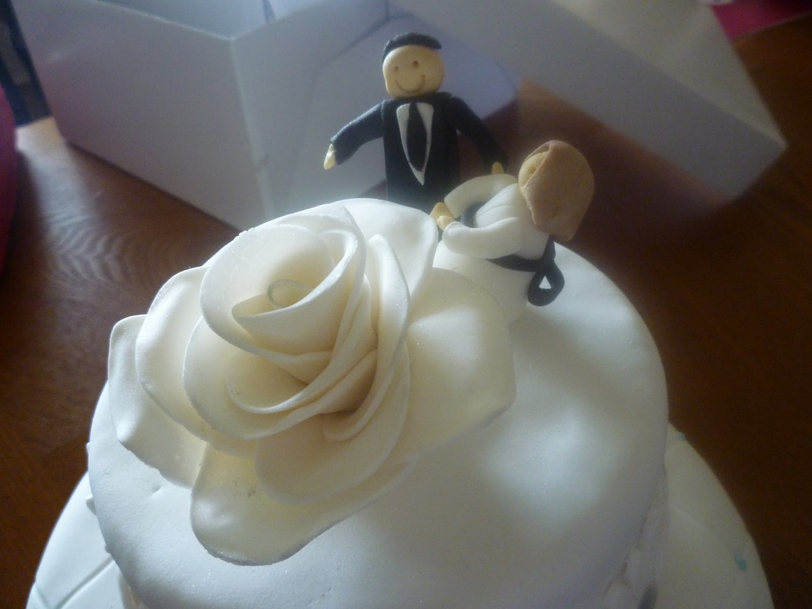 Carol Sugarcakes: Tarta fondant de boda de dos pisos!! (sin gluten)