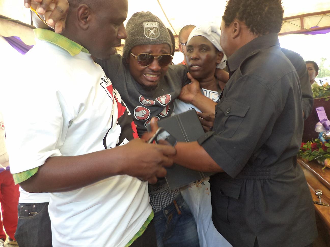 MAELFU WAJITOKEZA MAZISHI YA ALBERT MANGWEA