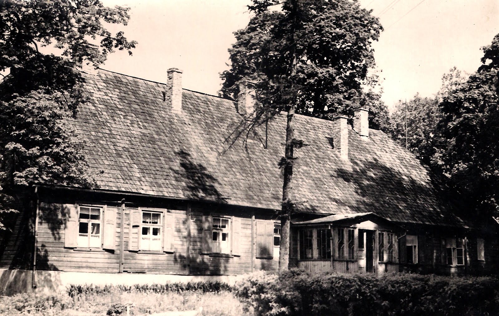 Valles mācītājmuiža ( tagad sabrukusi un nopostīta )