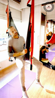 yoga aereo con Rafael Martinez y estudiantes Album Diploma Profesores de AeroYoga® y AeroPilates® en Madrid.