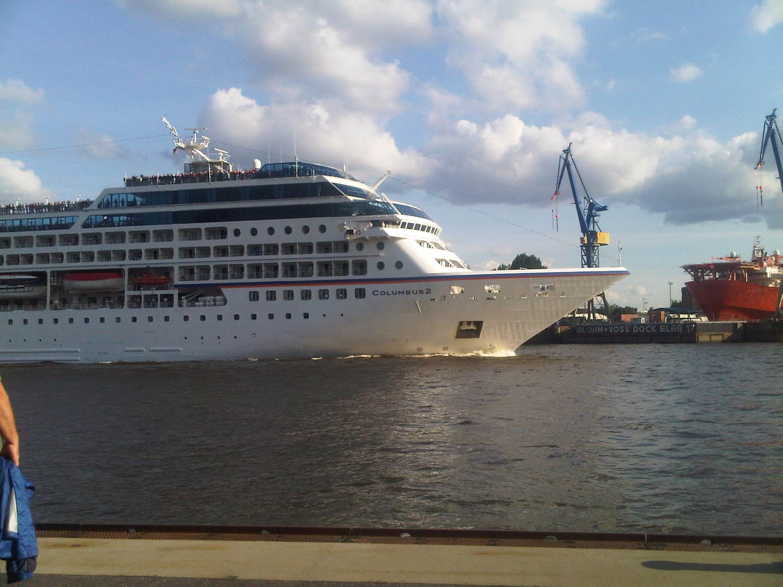 Columbus 2 verlässt den Hamburger Hafen. Columbus 2 verlässt den Hamburger Hafen.