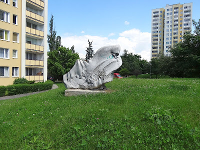 Rzeźby na osiedlu Ostrobramska Rzeźby na osiedlu Ostrobramska