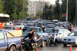 Θεσσαλονικιός έβγαλε 4.000 ευρώ προσποιούμενος ότι έχει κλειδωθεί έξω από το αυτοκίνητό του! Θεσσαλονικιός έβγαλε 4.000 ευρώ προσποιούμενος ότι έχει κλειδωθεί έξω από το αυτοκίνητό του!
