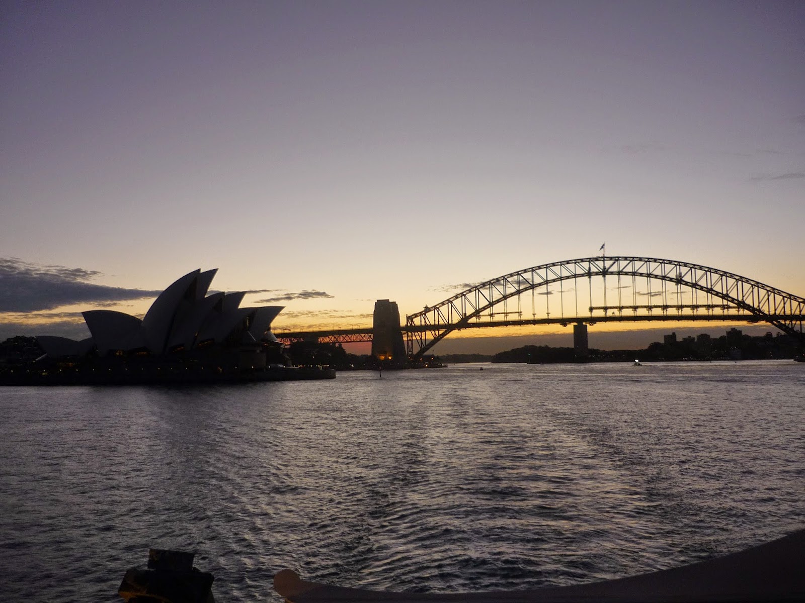 un regard une rencontre un été un sourire un numéro un mail une attente un souvenir