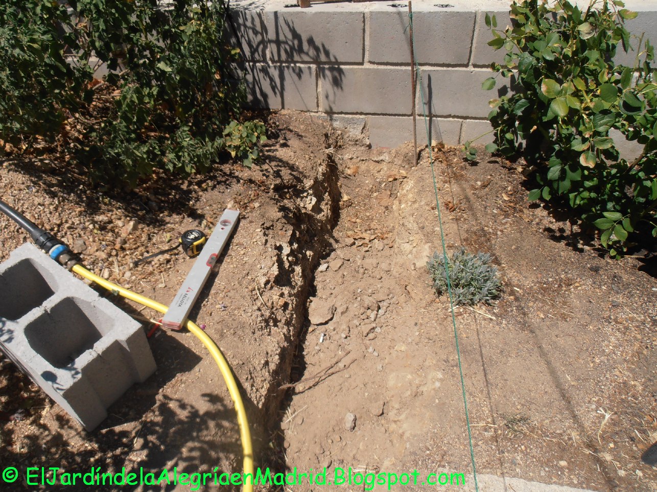 El jardín de la alegría : Diseño y realización de muros de piedra en la