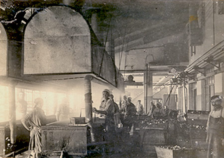 Рыбоконсервный завод в Керчи, 1930-е годы