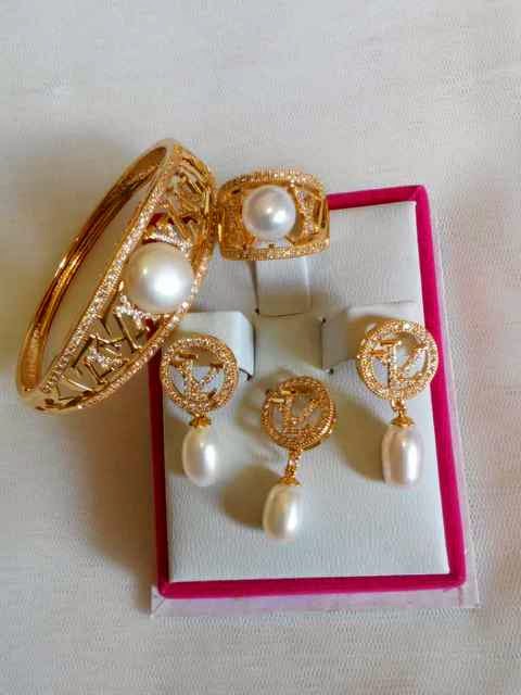 perhiasan dengan mutiara dari lombok set perhiasan perhiasan dengan mutiara dari lombok set perhiasan