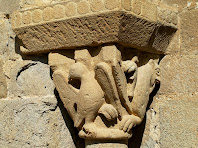 Detall del capitell de l'esquerra on hi ha representada l'àliga de Sant Joan i el lleó de Sant Marc Detall del capitell de l'esquerra on hi ha representada l'àliga de Sant Joan i el lleó de Sant Marc