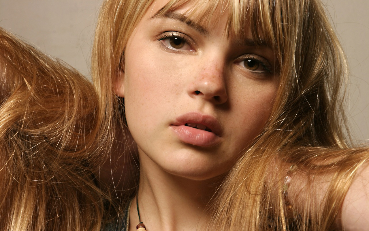 http://4.bp.blogspot.com/-6OJxVp1fB4E/Tf4yIeEOQMI/AAAAAAAABko/S0K_3QZ2l5U/s1600/Aimee-Teegarden-Wallpaper.jpg