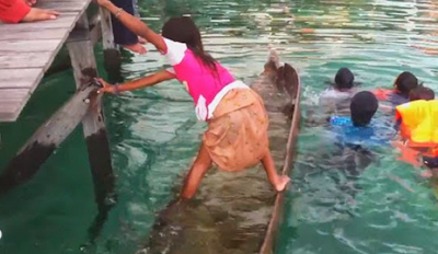 Κοριτσάκι «σώζει» βυθισμένη βάρκα κάνοντας απίστευτο κόλπο [Βίντεο]