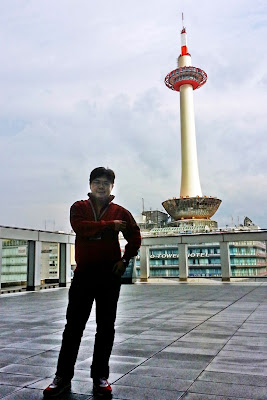 Kyoto Tower offers a 360 degree view of Kyoto to as far as Osaka on clear days www.meheartseoul.blogspot.sg | Kyoto Station and Kyoto Tower