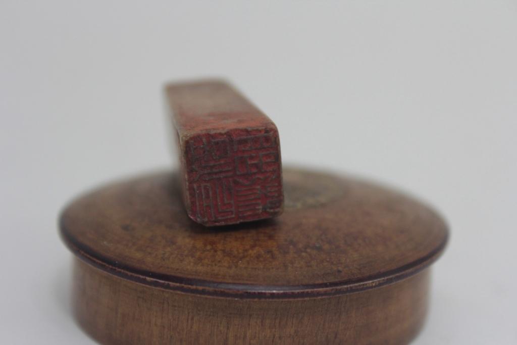 Panjang stempel 3.5 cm, dimensi kotak stamp 1.1 x 1.1 cm. 