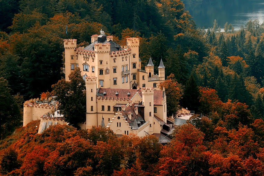TOP 10 Most Beautiful Castles in the World Tapandaola111