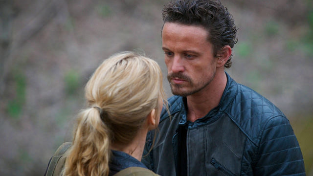 Rachel Matheson (Elizabeth Mitchell) y Sebastian Monroe (David Lyons) en Revolution 2x19 Rachel Matheson (Elizabeth Mitchell) y Sebastian Monroe (David Lyons) en Revolution 2x19