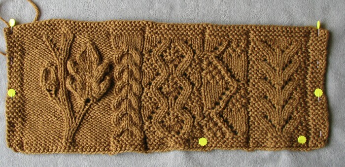 Stitches of Violet: Herbstlied - Swatching the Acorn Sweater