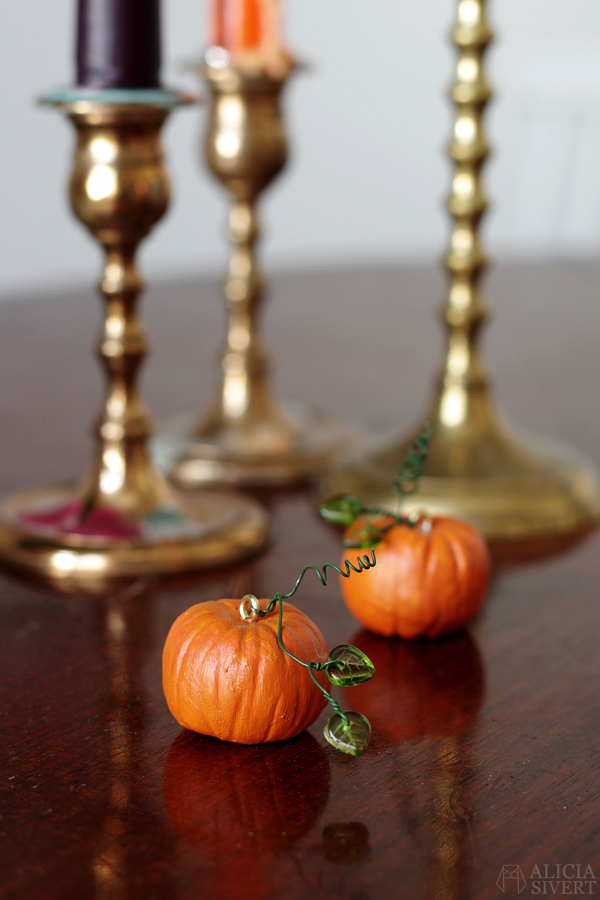 DIY clay miniature pumpkins for Halloween, tutorial by Alicia Sivertsson, 2015. DIY air drying clay miniature pumpkins for Halloween, tutorial by Alicia Sivertsson, 2015. Alicia Sivert, aliciasivert, skapa, skapande, lufttorkande lera, das pronto, kreativitet, pumpa, pumpor, hanging pumpkin, do it yourself, decoration, creativity, create, how to