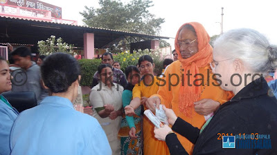 Money distribution by Jagadguru Kripaluji Maharaj