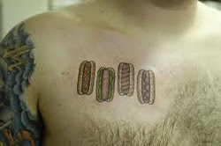 tatuaje de multiples hot dogs en el pecho