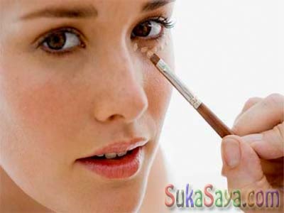 Gunakan Concealer Cara Tampil Awet Muda