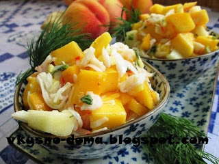 Салат с персиками и крабовым мясом (креветками)