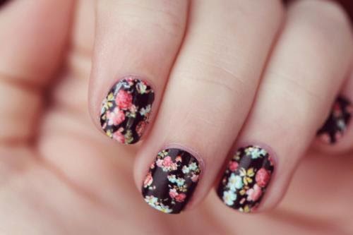 Lindas uñas decoradas con flores y colores sencillos