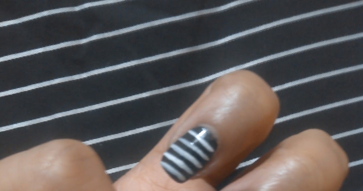 Nail Art- Black And White Stripes
