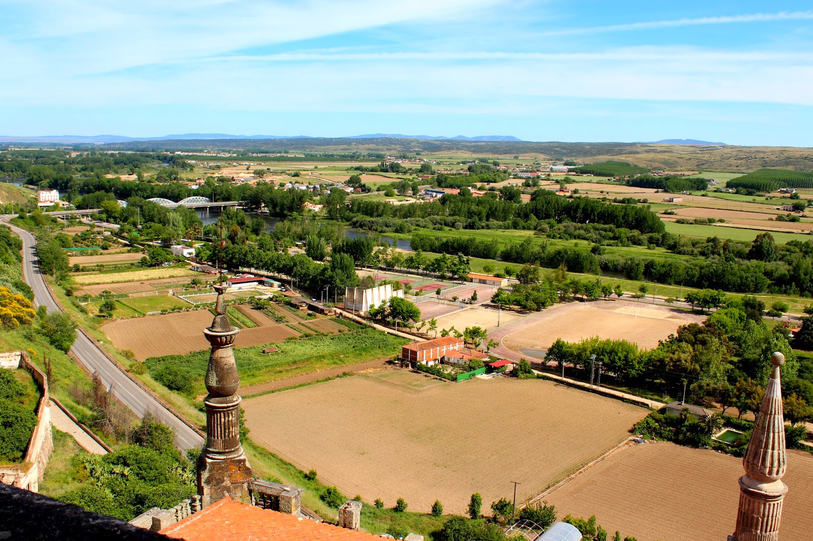 Antiguo cauce del río Alagón, hoy tierras de cultivo, y al fondo el cauce actual.