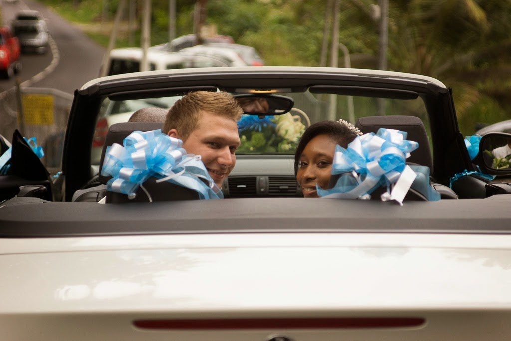 les mariés partent en voiture