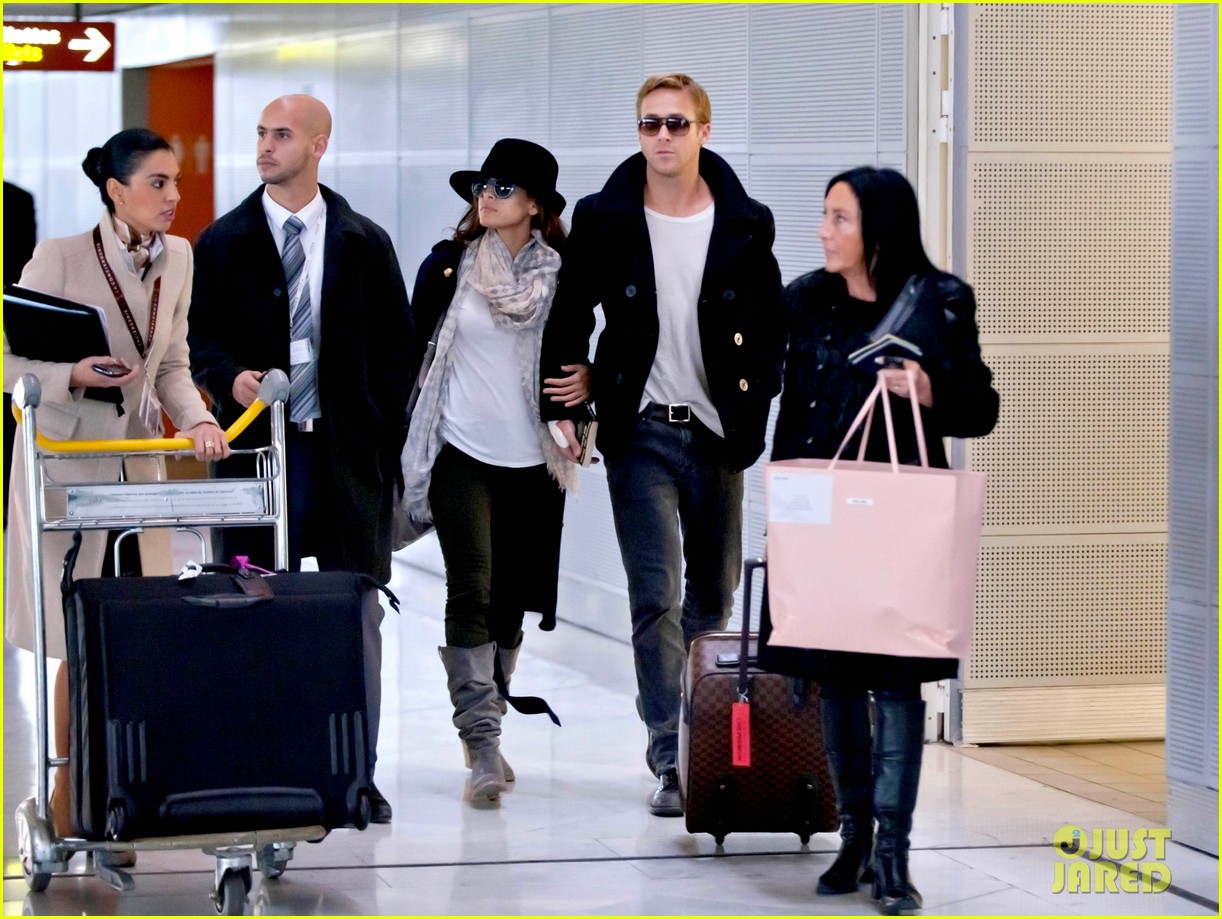 http://4.bp.blogspot.com/-6ezg2_xIeUo/TwhZTHFLYVI/AAAAAAAAMaA/48mc0dhTS8I/s1600/ryan-gosling-eva-mendes-holding-hands-paris-01.jpg
