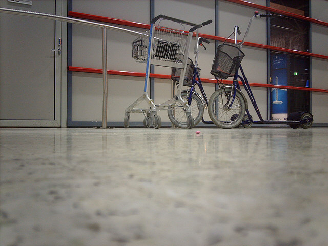 Funcionários de aeroporto utilizam patinete para se locomover