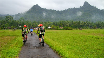 Ada om Dwi (kiri) dan om Hari (kanan) yang merupakan anggota komunitas Matadewa (Wlingi, Blitar) 
