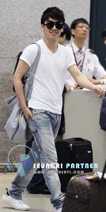 taeyang - [+Vids/Pics] Taeyang and Seungri en el aeropuerto de Incheon desde Singapur Seungri+airport+bigbangupdates+2
