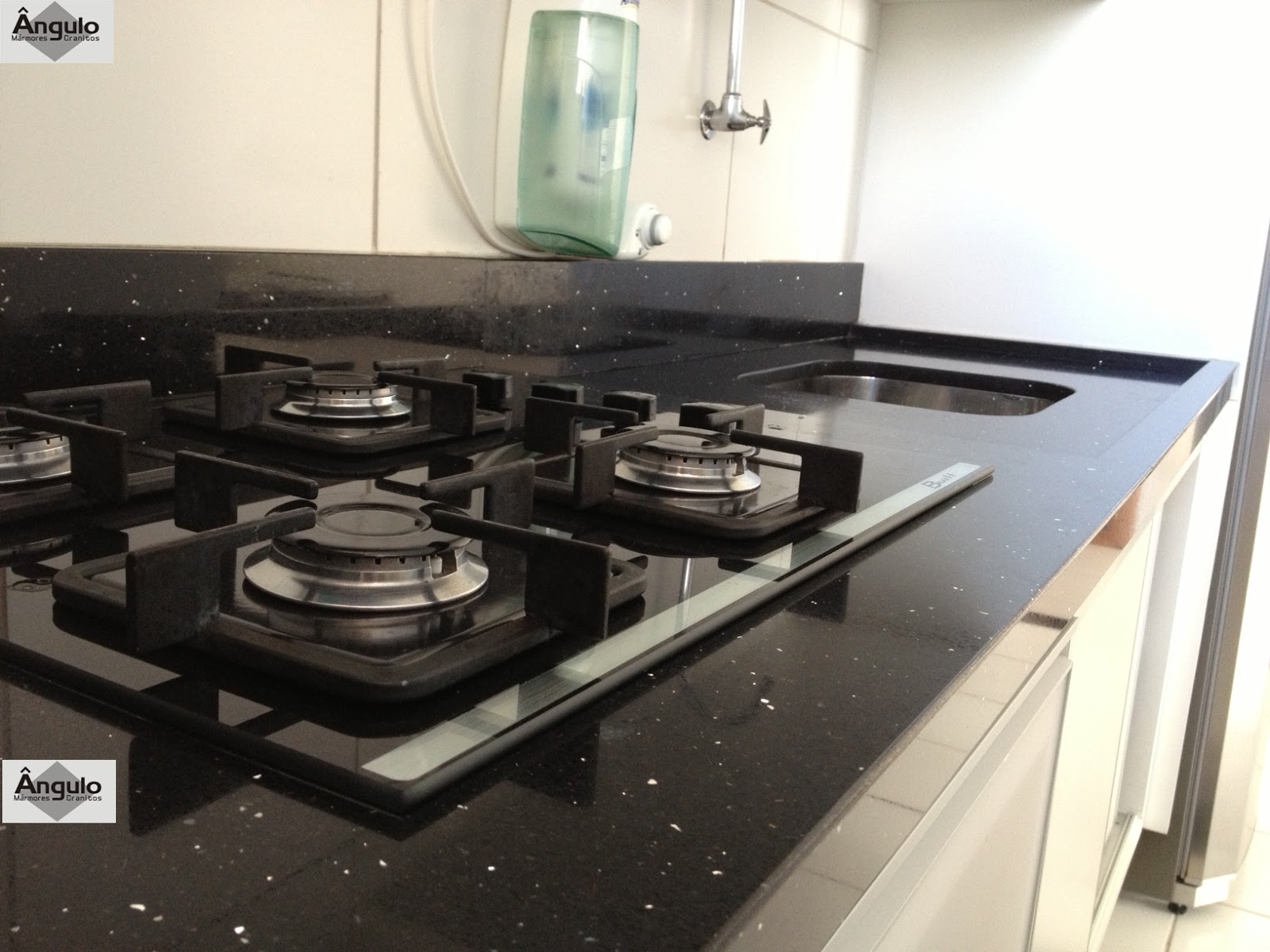 #827449 Detalhe do acabamento de borda duplo reto no balcão de apoio do 1600x1200 px Bancada Cozinha Americana Silestone #1299 imagens