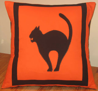 Almofada de Halloween laranja com gato preto Almofada de Halloween laranja com gato preto
