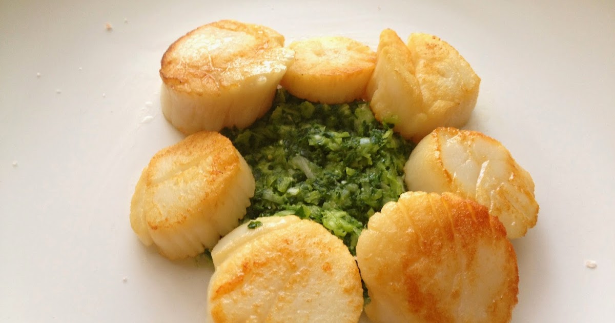 Avis Seared scallops with leek, parsley pesto