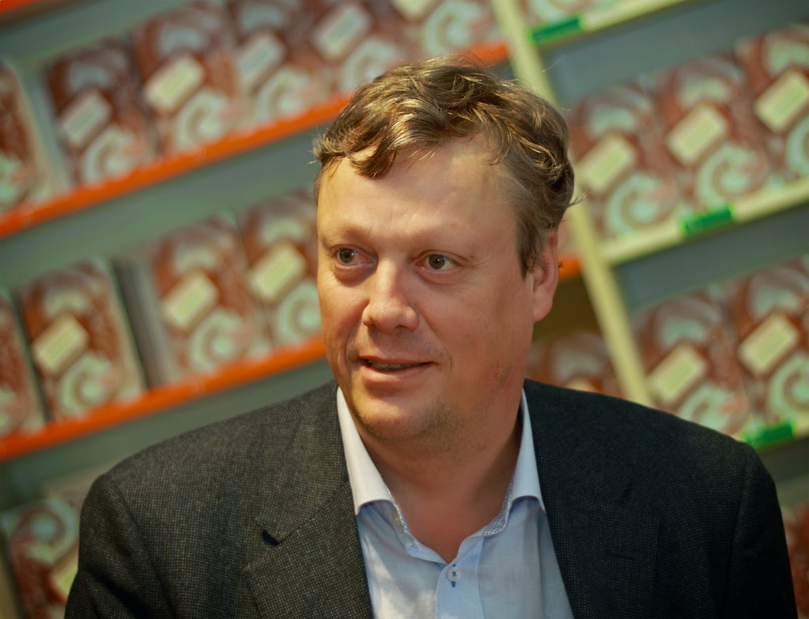 El Búho entre libros EL ABUELO QUE SALTÓ POR LA VENTANA Y SE LARGÓ (JONAS JONASSON)