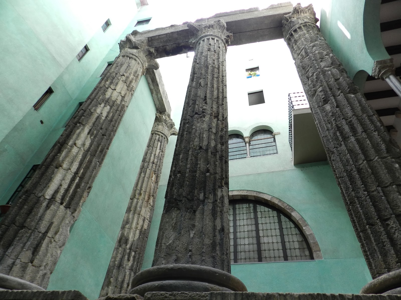 Resultat d'imatges de temple d'august