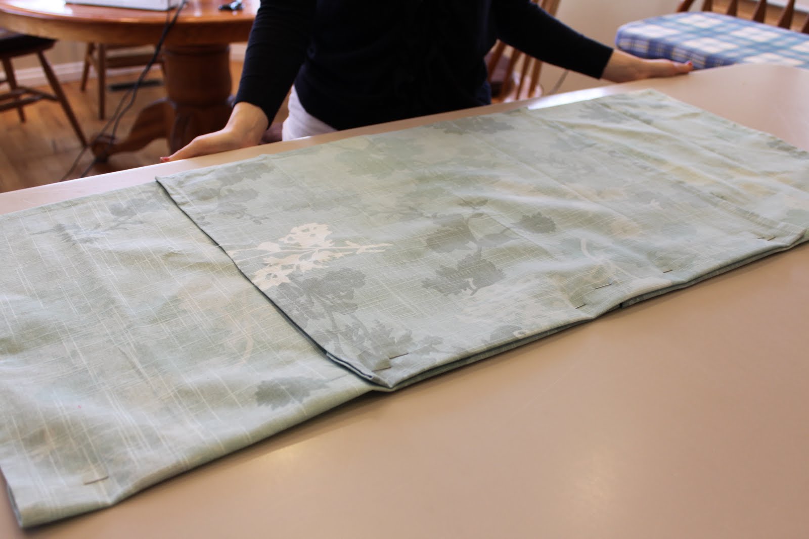 do it yourself divas DIY Turn Cloth Napkins into Curtains