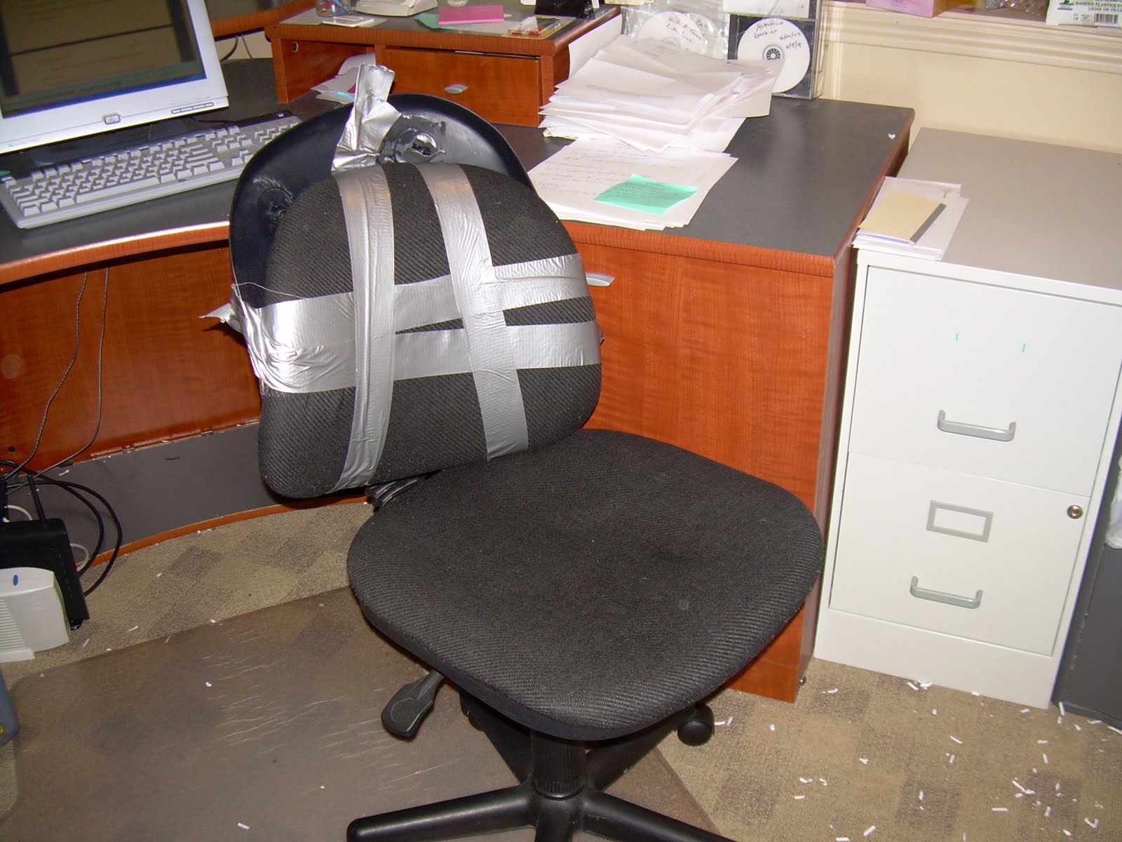 Сломанный офисный стул на колесиках
