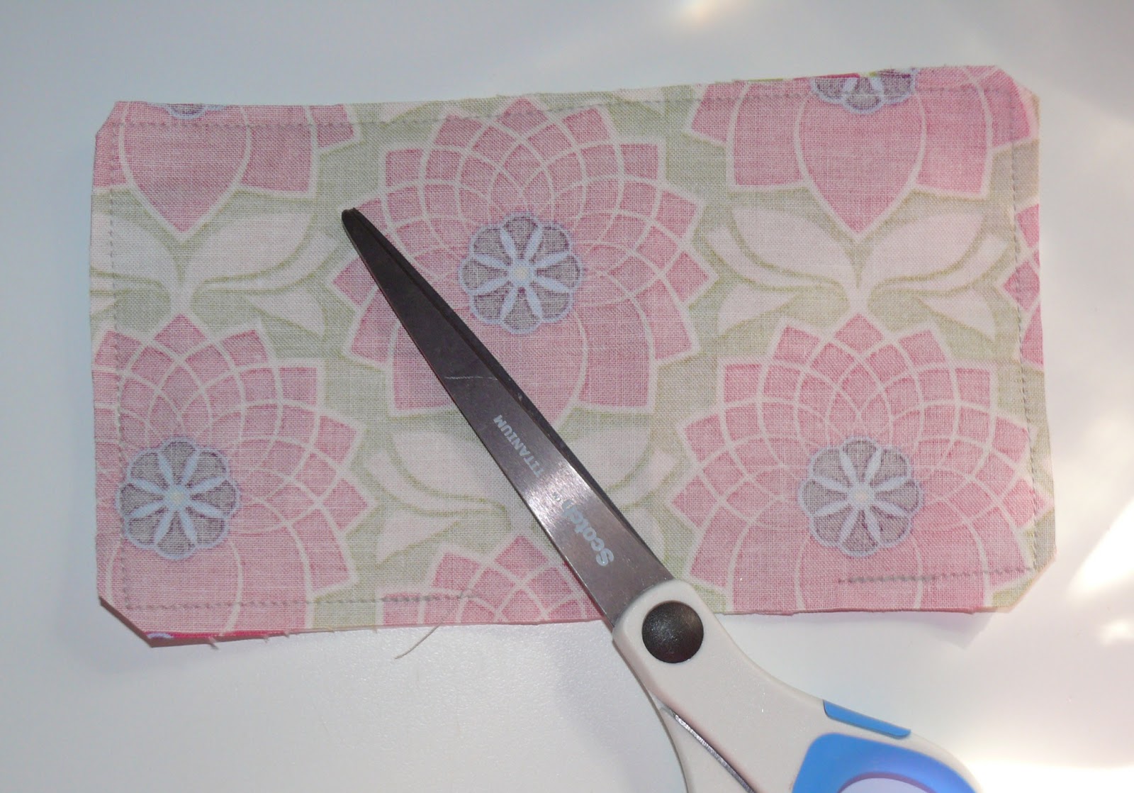 The L Family Blog {Make It Monday} Sewing Needle Keeper
